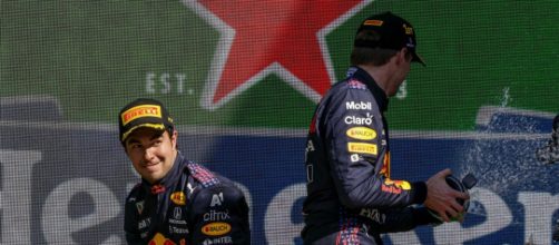Max Verstappen e Sergio Perez festeggiano il podio in Messico.