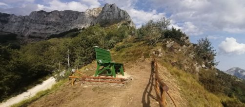 Slow travel e Big Bench in Versilia, un modo di scoprire il territorio attraverso panchine giganti.