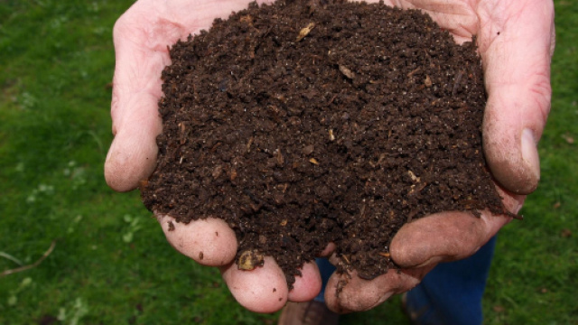 La Guida al Compostaggio Domestico in distribuzione con il Progetto ComLoc.