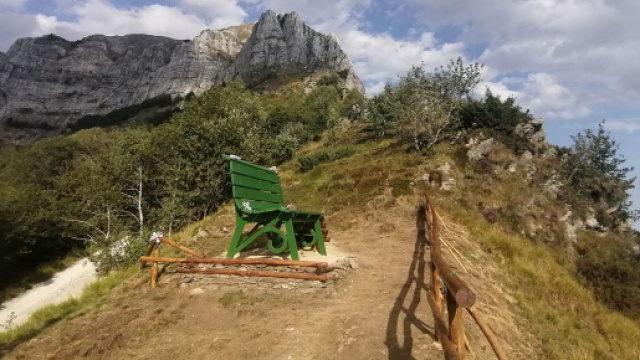 Slow travel e Big Bench in Versilia, un modo di scoprire il territorio attraverso panchine giganti.