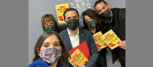 El ministro Garzón junto a Boticaría García y su equipo durante la presentación del libro de cocina saludable (Twitter/@CastanoArantxa)