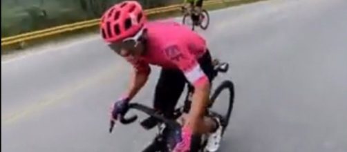 Sergio Higuita con la bicicletta Specialized durante il Giro di Rigo.