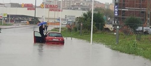 Chiede aiuto per la macchina sommersa, ma chi passa pensa solo a fotografarlo