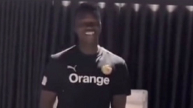 Le bizutage de Pape Gueye avec le Sénégal enflamme les supporters de l'OM (capture YouTube)