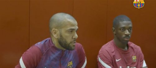 Ousmane Dembélé et Daniel Alves dans le vestiaire du Barça. (crédit Twitter Barça)