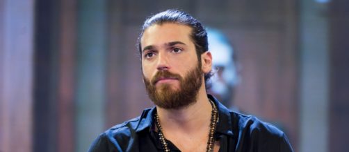 Can Yaman annuncia l'uscita del suo libro.