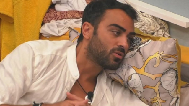 GF Vip, Gianmaria imbarazzante in casa.