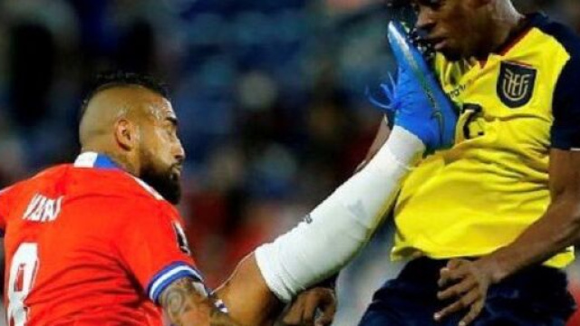 L'attentat spectaculaire d'Arturo Vidal lors du match Chili - Equateur (capture YouTube)