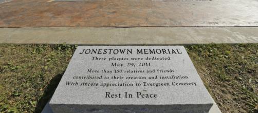 Memoriali ancora oggi nel ricordo del massacro di Jonestown.