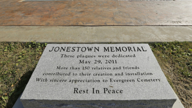 Memoriali ancora oggi nel ricordo del massacro di Jonestown.