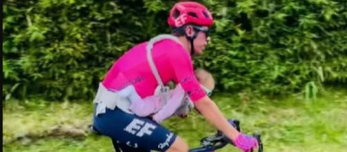 Ciclismo, Rigoberto Uràn in bici con la figlia legata al petto: è polemica (Video).