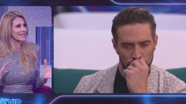 Adriana Volpe critica il comportamento di Alex.