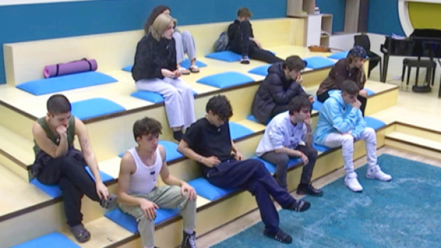 Amici, alcuni alunni sottoposti a un indovinello.