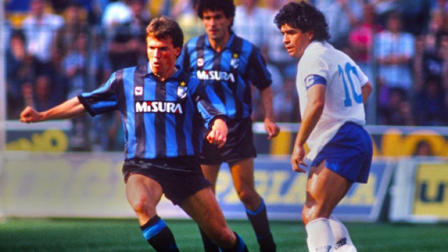 Lothar Matth&auml;us e Diego Maradona in una sfida Inter-Napoli di fine anni '80.