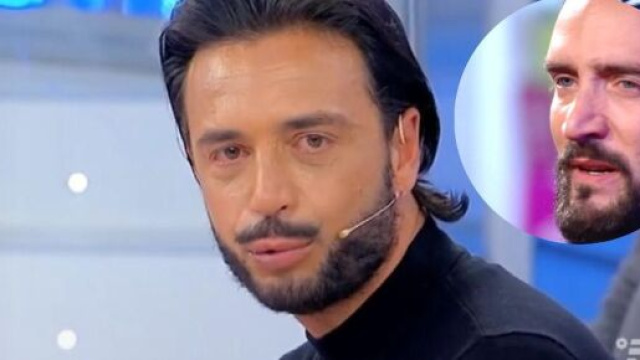Uomini e donne, Armando scoppia in lacrime ma i fan sbottano: 'Cafone, sembra Alex Belli'.