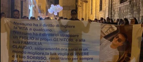 Barletta, fiaccolata organizzata dopo l'omicidio di Claudio Lasala: sarebbe stato ucciso per essersi rifiutato di offrire un cocktail.