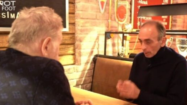 Accusé de faire 'l'apologie du racisme', Pierre Ménès, insulte un internaute (capture YouTube)