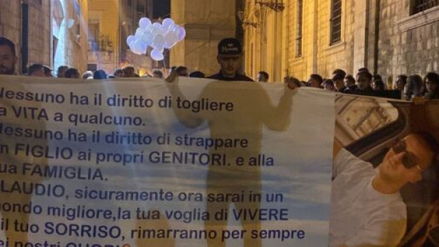 Barletta, fiaccolata organizzata dopo l'omicidio di Claudio Lasala: sarebbe stato ucciso per essersi rifiutato di offrire un cocktail.
