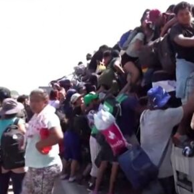 Caravan with thousands of migrants heads northbound in Mexico (Image source: Daily Mail)