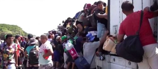 Caravan with thousands of migrants heads northbound in Mexico (Image source: Daily Mail)