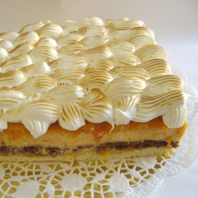 Gelatina di albicocche con meringa e panna montata, un dolce buono.
