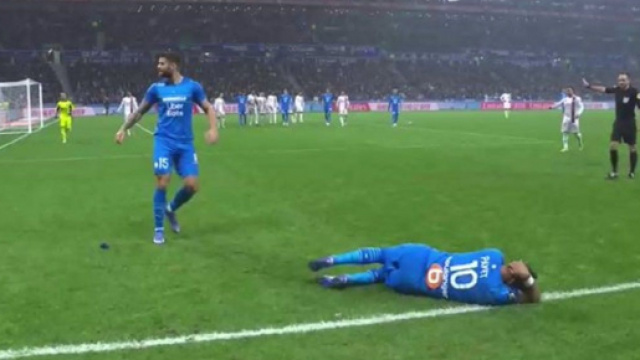 OM - OL : Le jet de bouteille contre Payet vu des tribunes enflamme la toile (capture Prime Video)