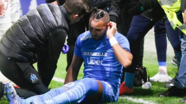 Dimitri Payet victime d'un jet de bouteille contre Lyon. (crédit Twitter Actu Foot)