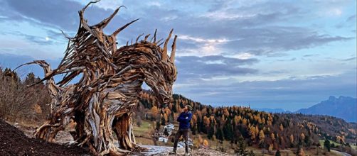 La proporzione di grandezza tra Marco Matalar e il suo drago Vaia.