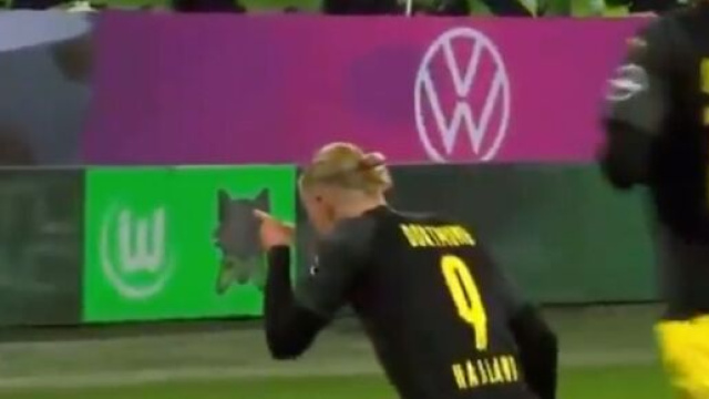Erling Haaland victime d'un doigt d'honneur de la part d'une fan. (crédit Twitter)
