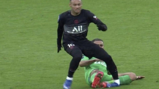 La terrible blessure de Neymar inquiète les supporters du Paris Saint-Germain - Source : capture d'écran,@InstantFoot
