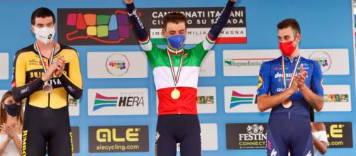 Matteo Sobrero con la maglia tricolore di Campione d'Italia a cronometro.