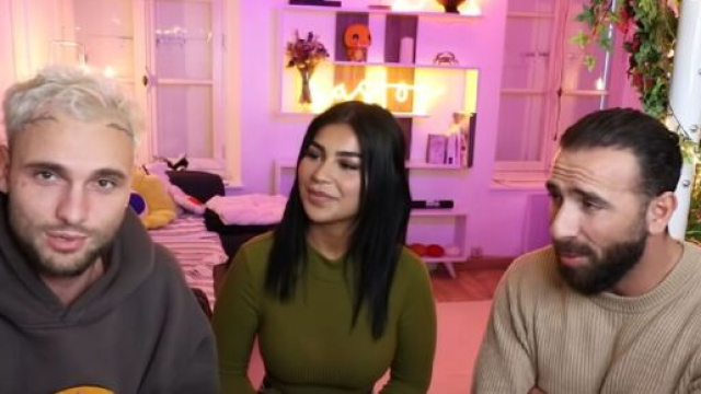 Bastos se moque de Simon Castaldi dans une vidéo. Ses invités Mujdat et Feliccia seraient au bord de la rupture.