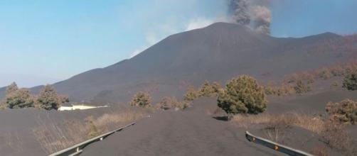 Las capas de cenizas van cubriendo todo en las inmediaciones del volcán de La Palma. (Twitter @involcan)