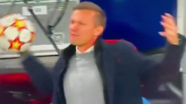 Jesse Marsch insulte l'arbitre devant les caméras (capture YouTube)