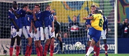 Le mythique coup franc de Roberto Carlos contre la France en 1997 Source : Page Twitter Sport News