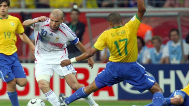 Coupe du monde 2006 Zinédine Zidane impressionnant face au Brésil - Source : page Twitter Actu Foot