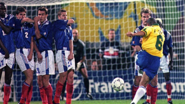 Le mythique coup franc de Roberto Carlos contre la France en 1997 Source : Page Twitter Sport News