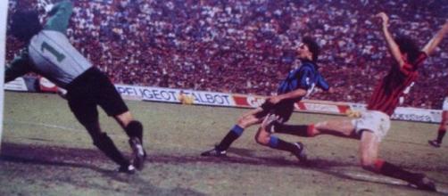 Il derby del Mundialito Clubs 1985: Altobelli anticipa Canuti e batte Nuciari.