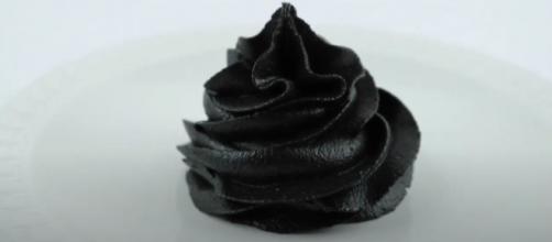How to make black buttercream frosting (Image source: Thalias Cakes)