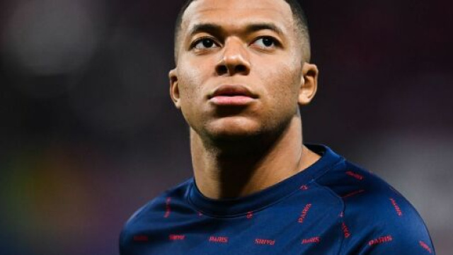Kylian Mbappé en couple avec une Hallyday (@Le 10sport)