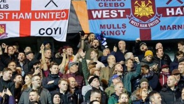 Un supporter de West Ham perd un doigt en célébrant un but (capture YouTube)