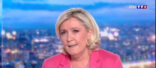 Marine Le Pen apporte son soutien à une intervenante dans TPMP, une émission produite par Cyril Hanouna. Source: capture d’écran TF1