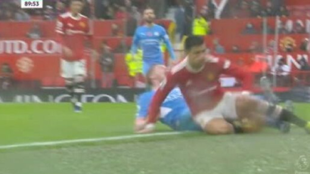 Cristiano Ronaldo vient s'essuyer les crampons sur De Bruyne déjà au sol (capture YouTube)