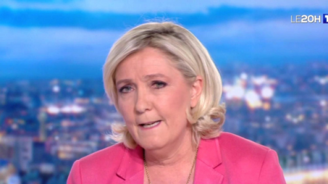 Marine Le Pen apporte son soutien à une intervenante dans TPMP, une émission produite par Cyril Hanouna. Source: capture d’écran TF1