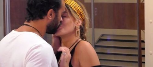 GFVip: Gianmaria bacia Codegoni per un gioco, lei non gradisce.