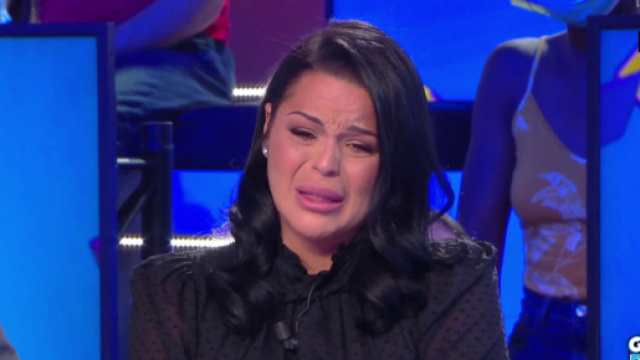 Sarah Fraisou en larmes dans TPMP. Source : capture d’écran C8.