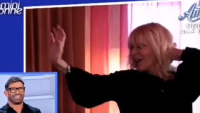 Uomini e donne, Gemma fa la danza del ventre.