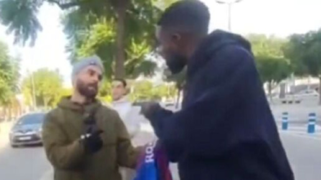 Un fan monte sur le capot de la voiture d'Umtiti, il pète un plomb - Source : capture d'écran