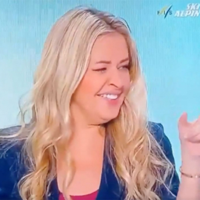 Carine Galli en fou rire dans L'Equipe de Greg. (crédit L'Equipe de Greg)