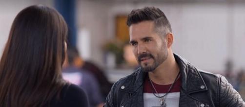 Pedro recebe uma carta contando a verdade sobre Gina (Reprodução/Televisa)